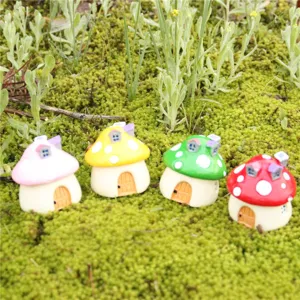 Ornamenti in miniatura di casa di funghi in resina colorata per micro paesaggio.