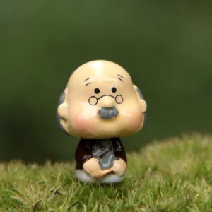 Nahaufnahme einer niedlichen Mikro-Landschaft alte Mann Figur platziert auf frischem Moos.