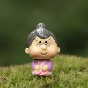 Nahaufnahme der niedlichen alten Damen Miniaturfigur fuer die Sukkulenten Garten Deko.