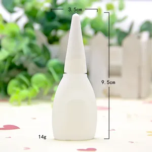 Vista dettagliata del flacone in plastica bianca con punta di precisione, compatto.