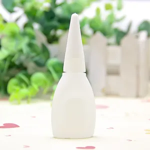 Flacone di colla in plastica bianca portatile con tappo appuntito dettaglio per fai da te.