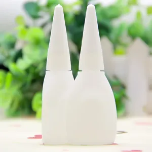 Primo piano dettagliato di bottiglie di plastica bianca portatili con utili tappi appuntiti.