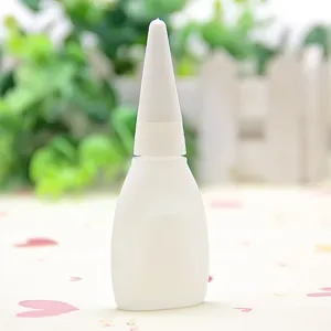 Vista di dettaglio di una bottiglia di colla istantanea in plastica bianca portatile con tappo.