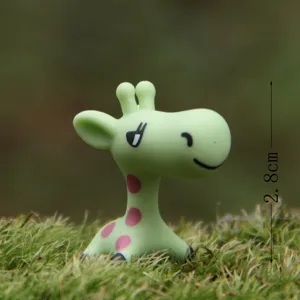 Adorable mini figura de jirafa verde de resina para micropaisaje y decoración de plantas.