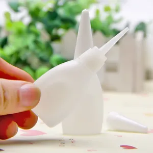 Flacone in plastica morbida con beccuccio fine per colla e accessori per micro paesaggi.