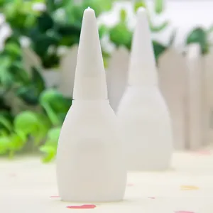Primo piano di dettaglio della bottiglia di plastica bianca con tappo a beccuccio.