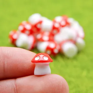 Miniatur-Harz-Pilz-Figur im Detail, ideal für Mikrolandschaft DIY und Terrarium-Dekoration.