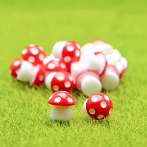 Nahaufnahme Detail von Miniatur Kunstharz Pilzen für Moos Terrarium DIY Mikro Landschaft Dekor.