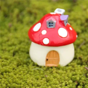 Miniatura di simpatica casetta a fungo in resina per decorazione di giardino di muschio.