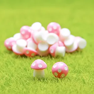 Detailansicht von rosa Miniatur-Harzpilzen für Moos-Terrarium DIY Handwerk und Dekoration.