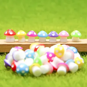 Miniatur bunte Pilz Detailansicht für Moos Mikrolandschaft und DIY Terrarium Dekoration.