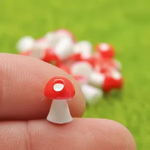 Nahaufnahme Detail der Mini Harz Pilz Figur fuer Mikrolandschaft DIY Terrarium Dekoration.