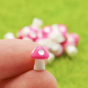 Nahaufnahme kleiner rosa Kunstharz Pilz Anhänger, perfektes Detail für Miniatur Deko DIY Basteln.