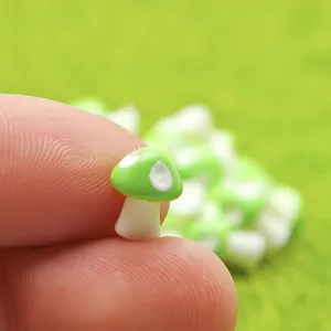 Nahaufnahme Detail der Mini-Harz-grünen Pilzfigur, ideal für Mikro-Landschaft DIY.