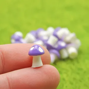 Mini Harz Pilz Detail Nahaufnahme, lila weißer Hut für Mikrolandschaft DIY Projekt.
