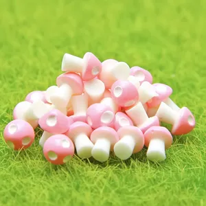 Detailaufnahme von rosa Mini-Harz-Pilzfiguren, ideal fuer DIY-Mikrolandschafts-Moosterrarien.