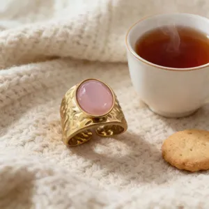 Vintage edelstahl breiter ring mit rosa ovalem stein, ideal für den täglichen gebrauch.