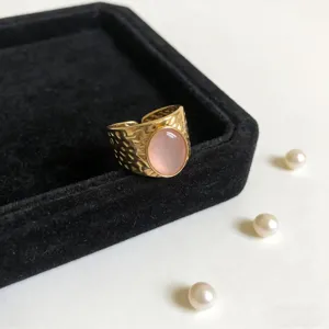 Retro Hofstil pinker Stein verstellbarer Ring Detail goldener Edelstahl gehämmertes Band.