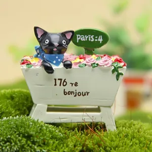 Primo piano dettagliato della statuetta di gatto nero in un carrello per muschio.