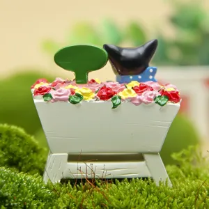 Dettaglio ravvicinato del simpatico mini vaso di fiori in resina gatto nero per paesaggistica.