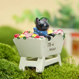 Graziosa statuetta gatto nero in resina con rose nel carretto per decoro muschio giardino.