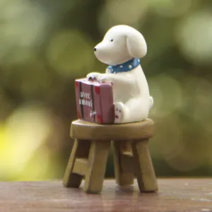 Adorable estatueta en miniatura de perrito blanco con maleta para jardinería y decoración.