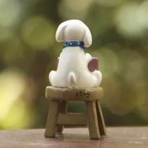 Lindo mini perro blanco estatuilla sentado en taburete de madera micro paisaje resina decoracion