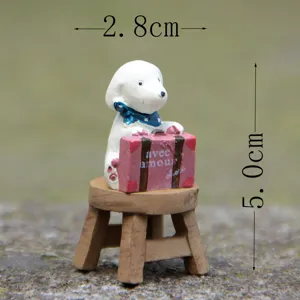 Mini figura de perrito de resina con maleta y taburete de madera para decoracion.