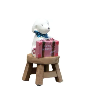 Linda figura de cachorro en taburete de madera con maleta de resina decoración de jardín