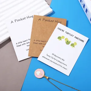 Vue détaillée de cartes d'encouragement pocket hug avec jolies tortues et pendentif.