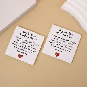 Piccole carte di carta bianca con stampa di orsetto, ideali per confezioni di gioielli e regali.
