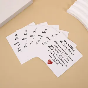 Primo piano di biglietti d'auguri emozionali con stampa a cuore per confezione gioielly.