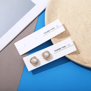 Pendientes de botón de perlas y diamantes de imitación con tarjetas de agradecimiento para joyas.