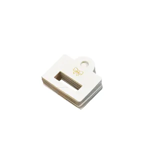 Support en carton blanc pour pinces a cheveux et griffes avec un joli noeud elegant.