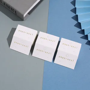 Cartes de présentation de boucles d'oreilles blanches, emballage de bijoux de qualité.