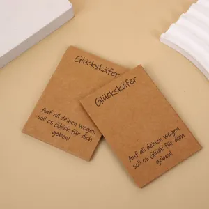 Biglietti di auguri in carta kraft e confezioni di gioielli con testo tedesco