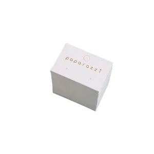 Cartes à boucles d'oreilles blanches avec logo doré, idéales pour la présentation et l'emballage.