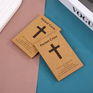 Tarjetas de exhibición de cruz de bolsillo en papel kraft, vista detallada para joyería.