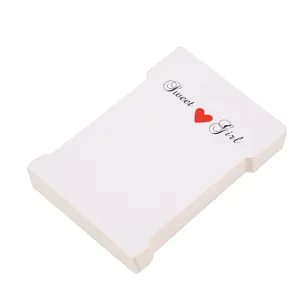 Weisse papierkarten verpackung fuer haarschmuck und haargummis display halterung.