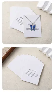Cartes de présentation de collier blanches minimalistes avec pendentif papillon pour bijoux.