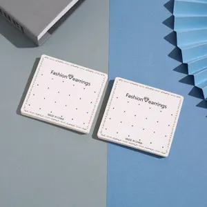 Weisse Papier Ohrring Displaykarten mit mehreren Loechern fuer Schmuckverpackung.