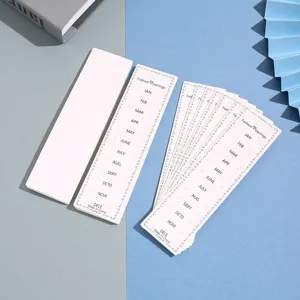 Hochwertige Ohrring-Displaykarten aus Papier mit Monatsdesign und Lochung für Ohrstecker.