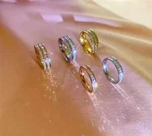 Nahaufnahme Detail von glitzernden Zirkon-Titanstahlringen in Gold und Silber.