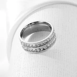 Detailansicht des stilvollen Titanstahl Sternenhimmel Rings mit doppeltem Facettenschliff.