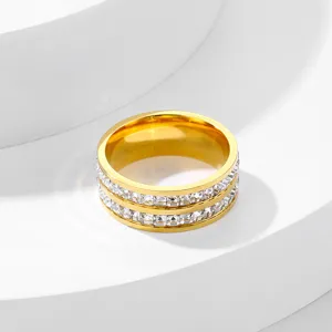 Goldfarbener Edelstahl Ring mit doppelter Zirkonia Reihe, luxuriöser Schmuck im Detail.