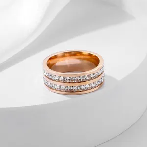 Rosenquarz Titan Stahl Ring mit doppelter Reihe Zirkonia Steinen für elegante Damen Schmuck.