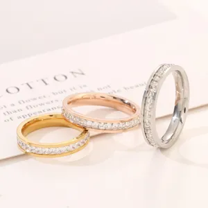 Detailansicht von Zirkon Titanstahl Paarringen mit vollen Diamanten in Gold Silber Roségold.
