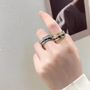 Römische Ziffern Zirkon Titanstahl Paarringe, stilvolles minimalistisches Luxusdesign für Frauen.