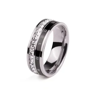 Detailaufnahme eines edlen Edelstahl Zirkonia Rings mit römischen Ziffern für Damen.