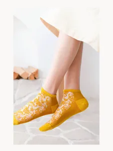 Yellow sheer mesh women's short socks, Japanese retro hollow lace ankle boat socks for summer.